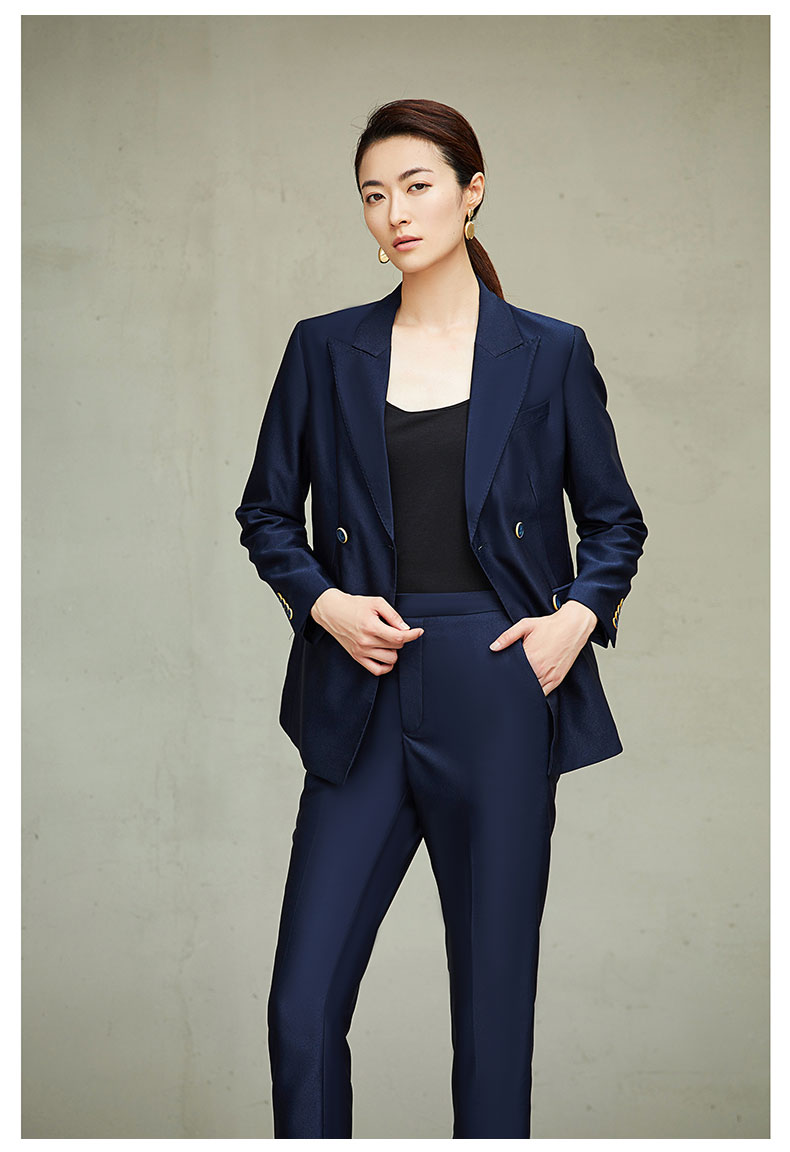 女士藍(lán)色雙排扣職業(yè)西服模特展示圖5